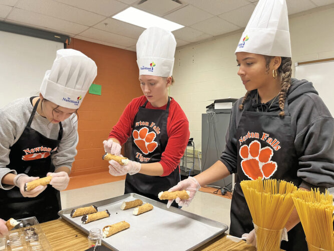 Newton Falls chefs prepare holiday meal